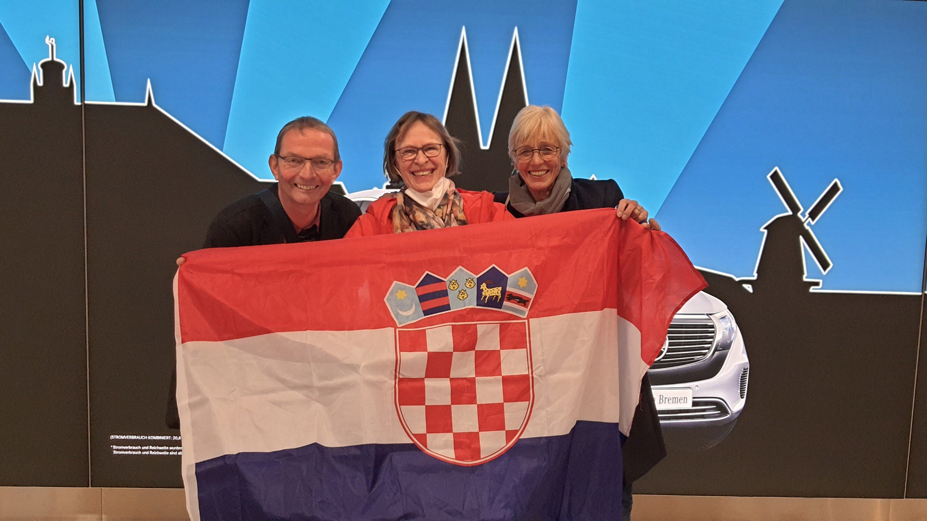 Zurück in Deutschland: Dr. Matthias Müller-Wieferig wird am Bremer Flughafen von seiner Frau Johanna (rechts) und Freundin Wilma Bocklage mit einer kroatischen Flagge empfangen. Foto: privat