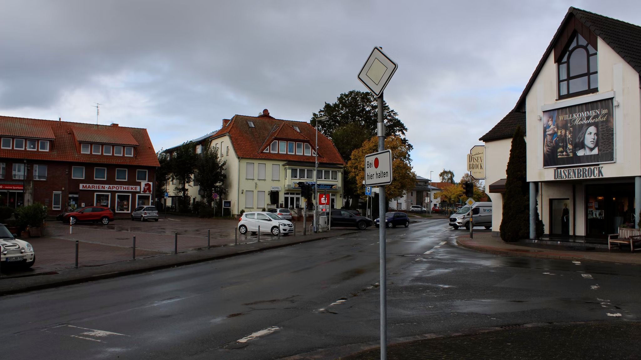 Hier soll eine Verkehrsberuhigung erfolgen: Im Einmündungsbereich Zur Lieth – Höhe Dasenbrock – wird im Rahmen der Ortskernsanierung ein Kreisverkehr eingerichtet.&nbsp; Foto: Heinzel