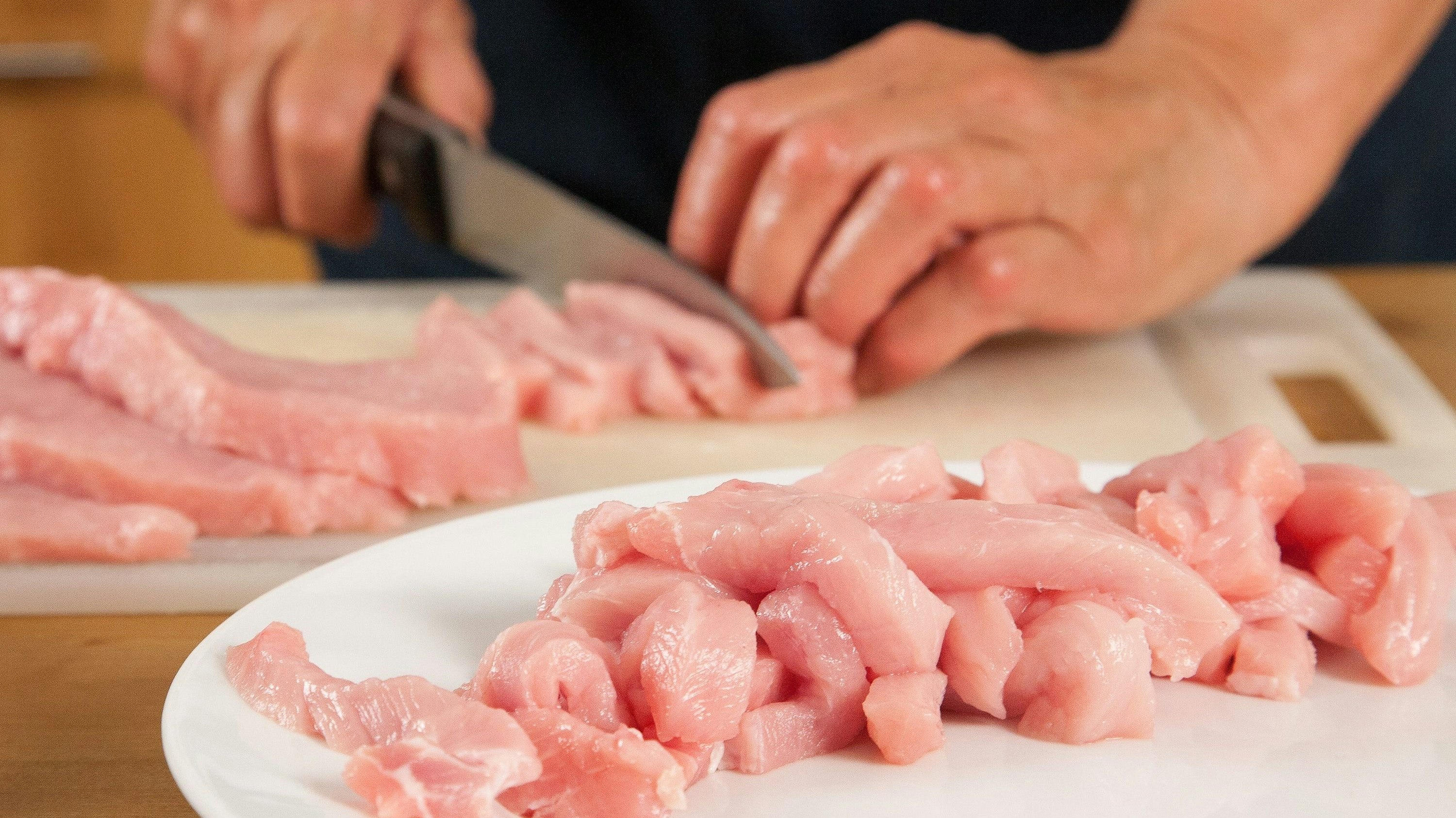 Küchenhygiene: Geflügelfleisch sollte auf separaten Brettern geschnitten werden. Foto: dpa / Remmers