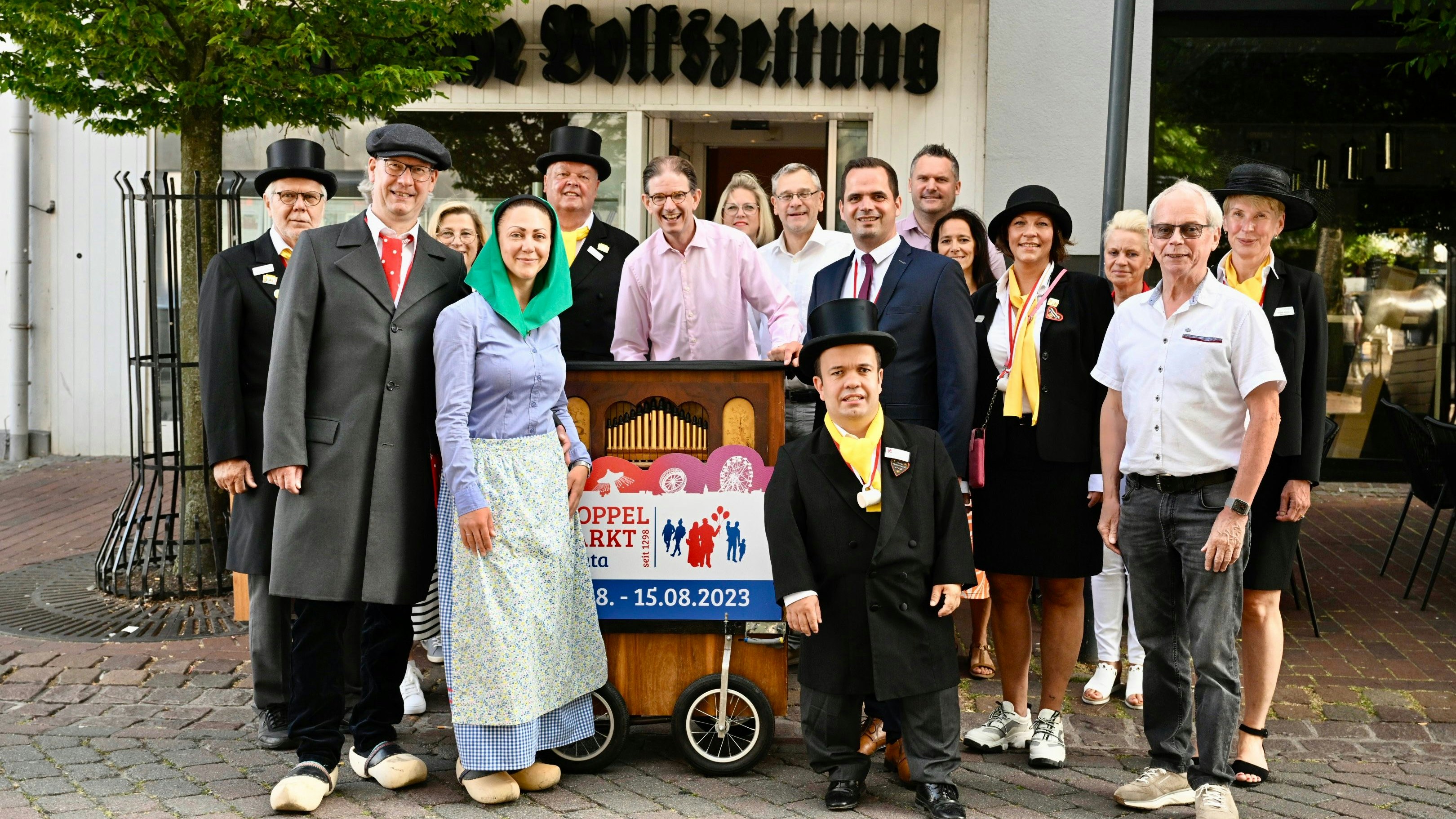 Das Team der OM-Medien&nbsp;begrüßte die Teilnehmer der Drehorgel-Tour und bedankte sich für die Einladung zum Stoppelmarkt. Foto: M. Niehues