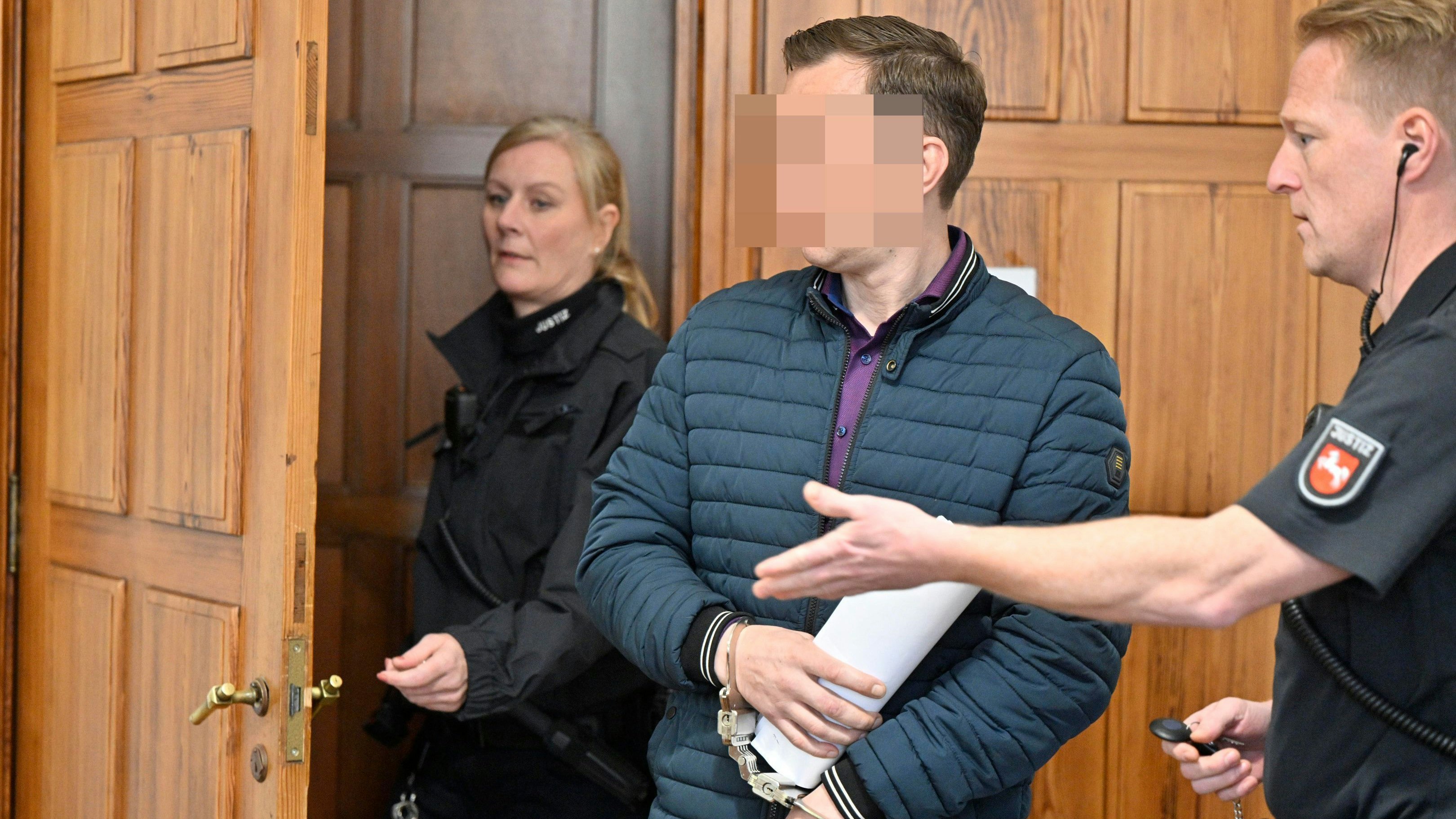 Der Angeklagte beim Prozessauftakt vor dem Landgericht in Oldenburg. Foto: M. Niehues