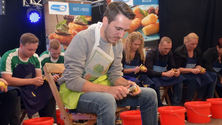 Schnelle Schäler: Auf der Kirmes in Löningen fand die Deutsche Kartoffelschälmeisterschaft statt. Foto: Siemer