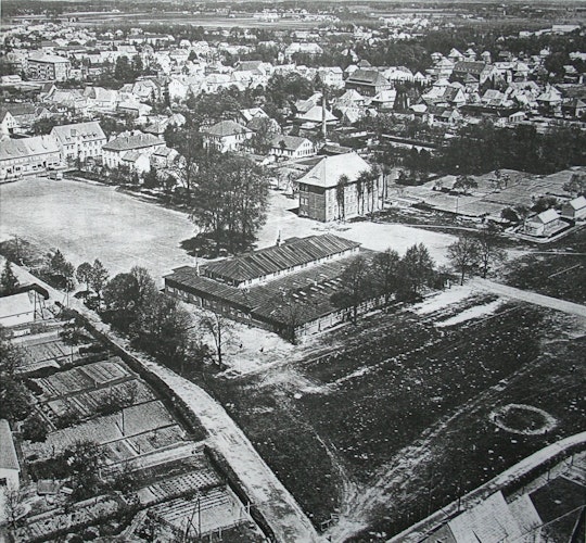 Die Markthalle im Jahr 1957, aufgenommen aus der Luft.   Foto: Nachlass H. HochgartzArchiv Stadtgeschichte