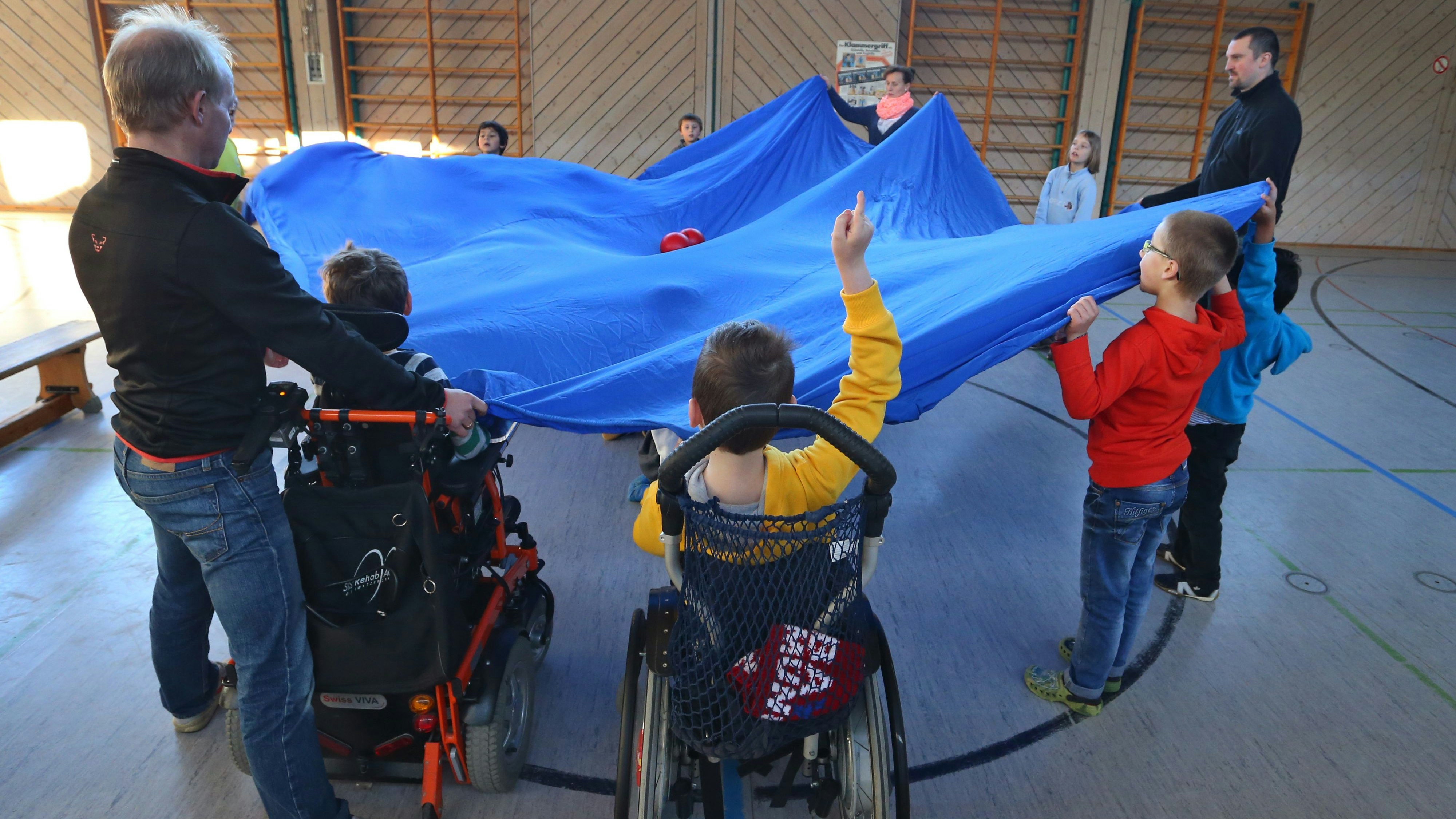 Das Sprungtuch ist in Pandemiezeiten für die Behindertenhilfe nicht gut gespannt. Oldenburgische Caritas-Vertreter üben detailliert Kritik. Foto: dpa/Hildenbrand
