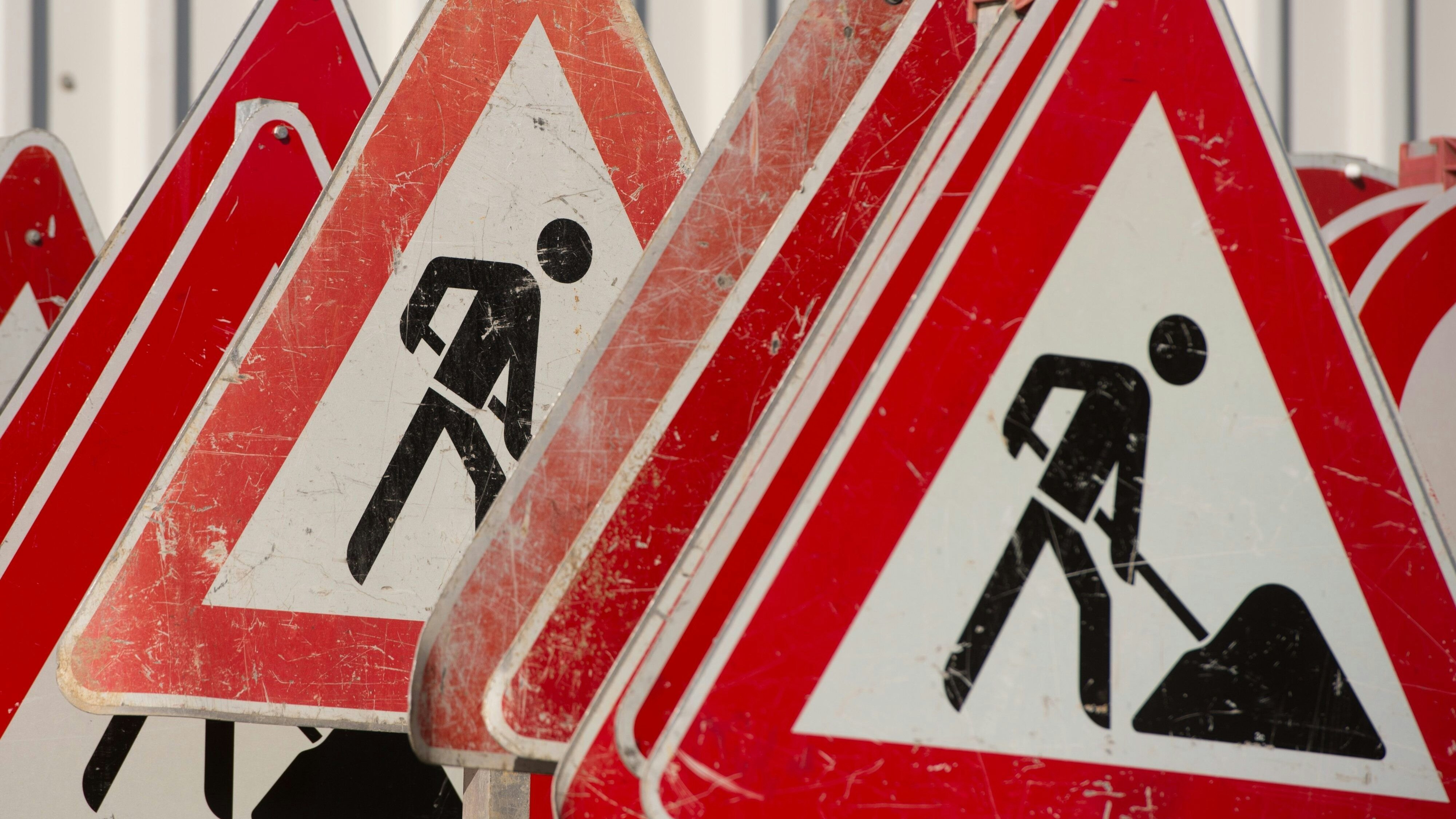 Vorsicht, Baustelle: Im Vechtaer Nordkreis werden ab Montag einige Kreisstraßen saniert. Symbolfoto: dpa/Kahnert