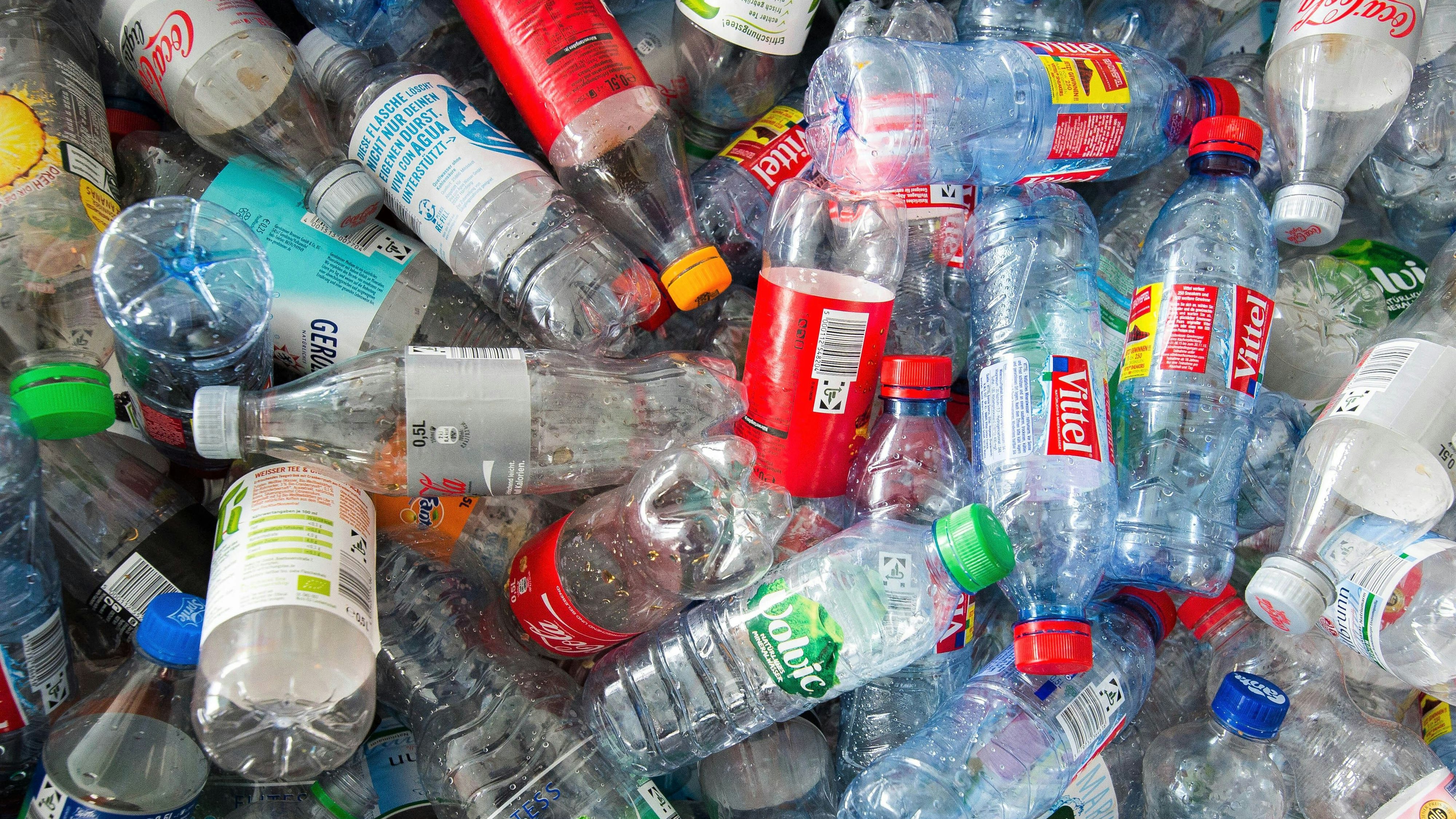 Leere Einwegflaschen aus Kunststoff: Die Pfandpflicht für diese Einwegflaschen ist ausgeweitet worden.&nbsp; &nbsp; Foto: dpa / Bockwoldt