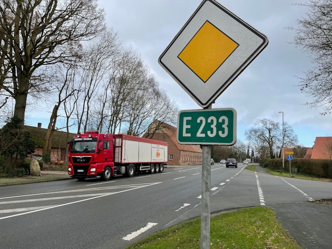 Wichtige Trasse: Die Europastraße 233 ist eine viel befahrene Ost-West-Verbindung. Foto: G. Meyer