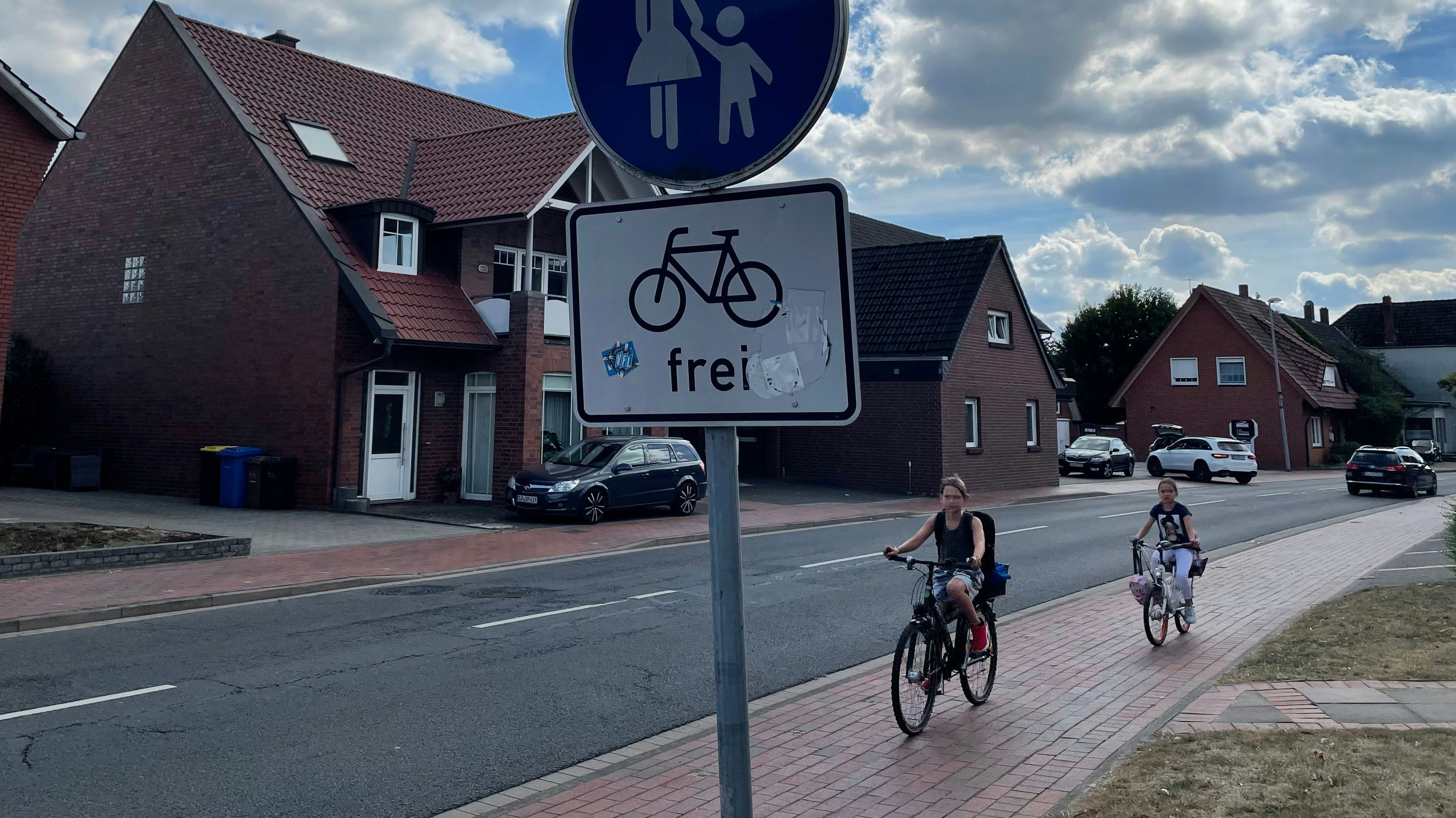 Frei, aber auch überall? Wie Radfahrer ihre Situation in Löningen einschätzen, soll eine Umfrage ermitteln. Foto: G. Meyer