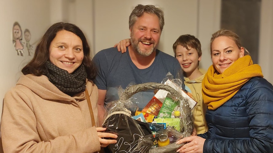 Tippgewinner: Katrin Meckelnborg (links) und Marina Kehl übergaben das Präsent an Thomas (2. von links) und Hugo Diekhaus. Foto: Diekhaus