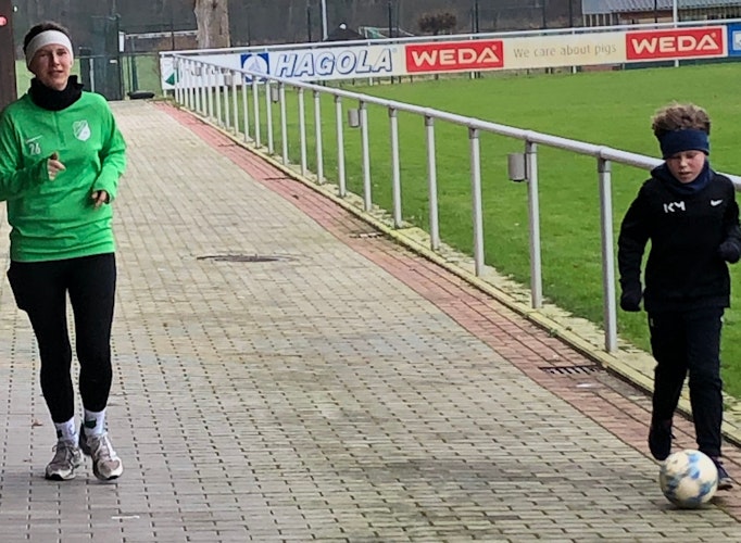 Starke Ballbehandlung: Nachwuchsfußballer Theo Werner (rechts) lief mit seiner Mutter Eva-Maria – und Ball am Fuß. Foto: TuS Lutten