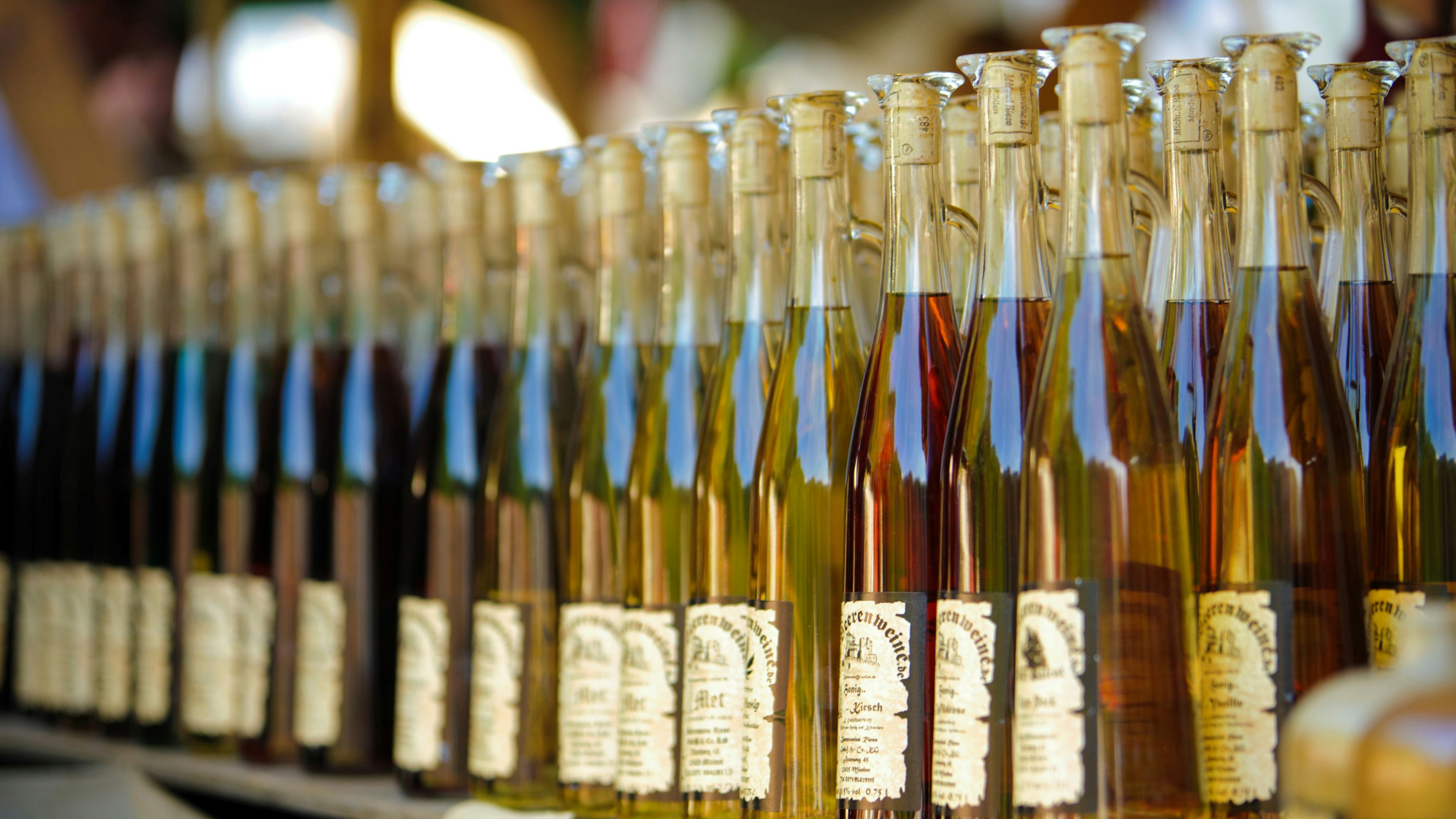 Die Stände in den Gewerbezelten des Stoppelmarktes werden in diesem Jahr fehlen: Wein- und Spirituosenhändler oder Anbieter anderer Waren dürften sehr vermisst werden. Foto: pixelio / Brinkheger