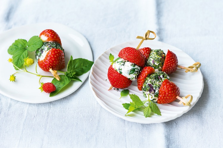 Erdbeeren mit Ziegenfrischkäse: gut geeignet als Antipasti. Foto: dpaSchardt