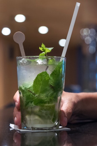 Der brasilianische Cocktail ist auf jeder Feier ein gern gesehener Gast. Foto: dpaWarnecke