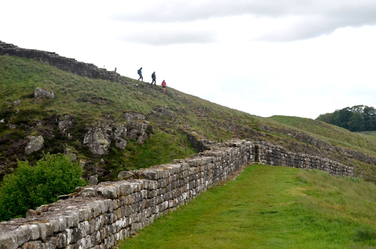 Der Wall ist das Ziel: Von Haltwhistle aus ist der Hadrianswall schnell erreicht, die Strecke von hier Richtung Osten bis Corbridge gilt als besonders sehenswert. Foto: dpaHeimann