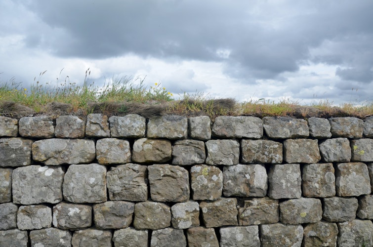 Der Hadrianswall war in der römischen Antike ein Befestigungssystem, von dem nur Teile erhalten ist - die Mauer war ursprünglich rund vier Meter hoch. Foto: dpaHeimann
