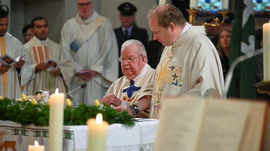 Während des Festgottesdienstes: Uwe Börner (stehend) und Konrad Drees gemeinsam am Altar. Foto: Stefan Drees