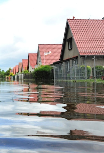 Stark- und Dauerregen, der Straßen und Häuser flutet, ist in Deutschland keine Seltenheit mehr. Foto: dpaRussew