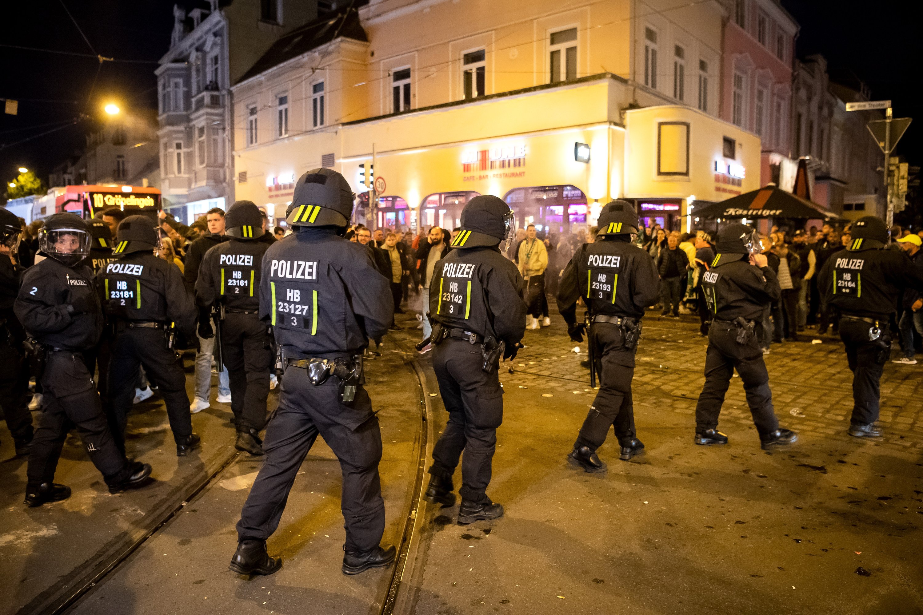 Die Polizei zeigte im Bremer Viertel massive Präsenz. Foto: dpa/Schuldt