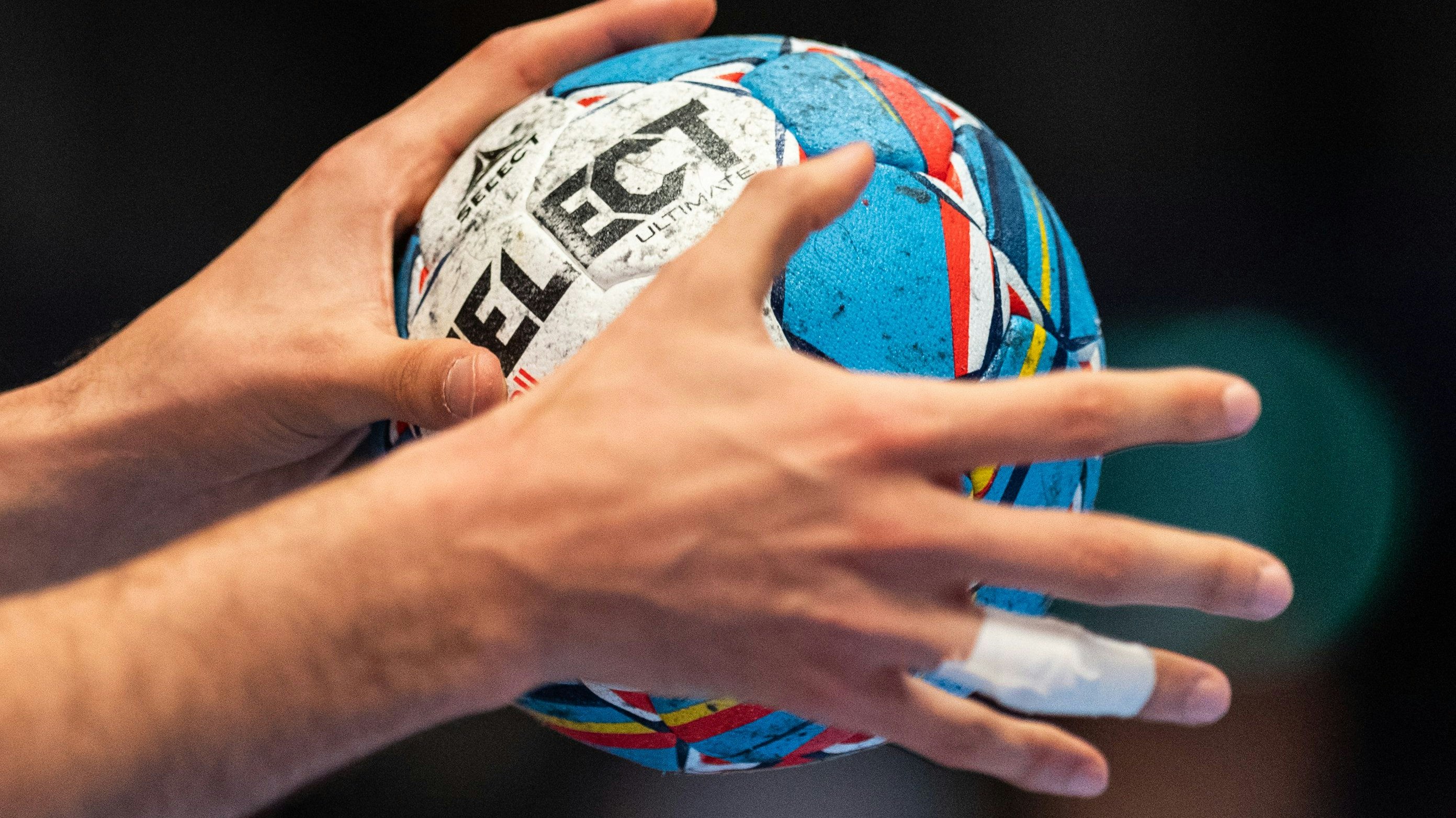 Keine Generalabsage: Im Handball darf gespielt werden. Foto: dpa/Michael