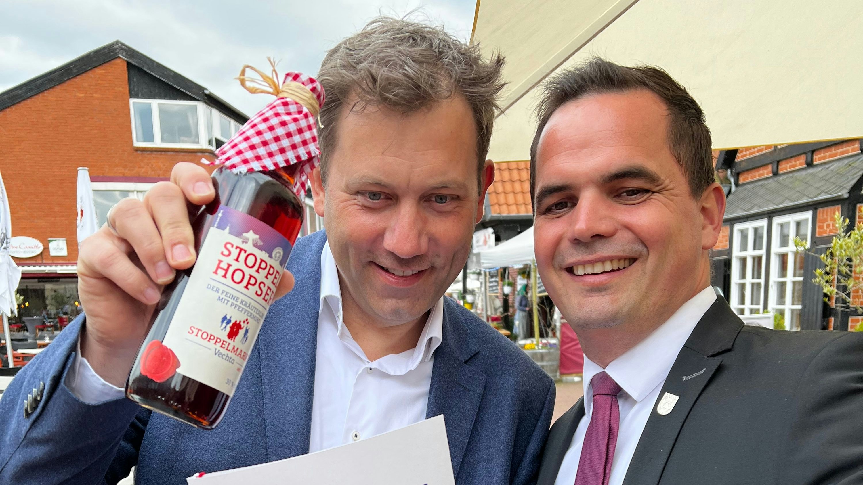 Selfie mit Einladung und Stoppelhopser: Bürgermeister Kristian Kater (rechts) freut sich über die Zusage des SPD-Bundesvorsitzenden Lars Klingbeil. Foto: Kphoto/Stadt Vechta