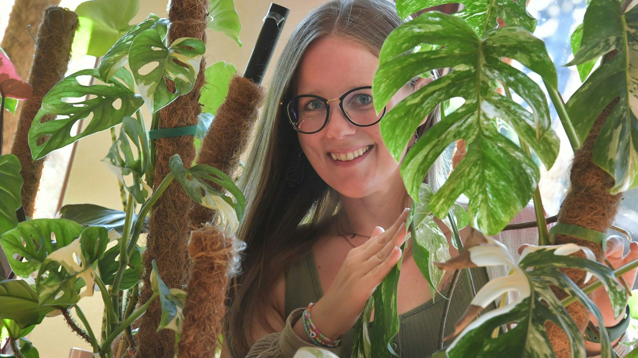 Alisha Ukena aus Barßel ist durch die Corona-Pandemie auf Zimmerpflanzen gekommen. Seitdem verwandelt sich ihre Wohnung in einen Dschungel. Foto: Ortgies