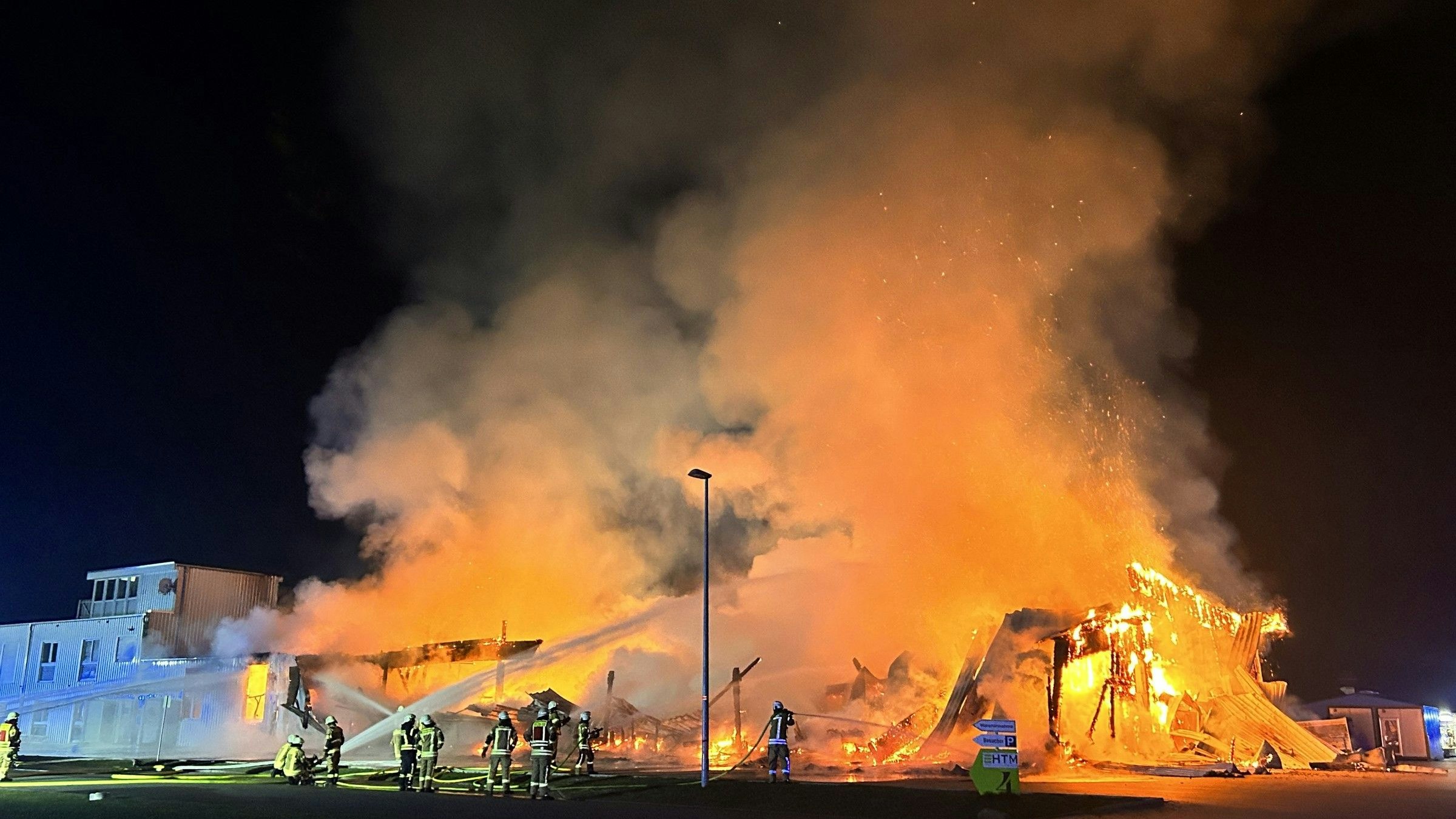 Großbrand: Als die Feuerwehr eintraf, brannte das mehr als 2000 Quadratmeter große Gebäude bereits lichterloh. Archivfoto: Giehl /Feuerwehr