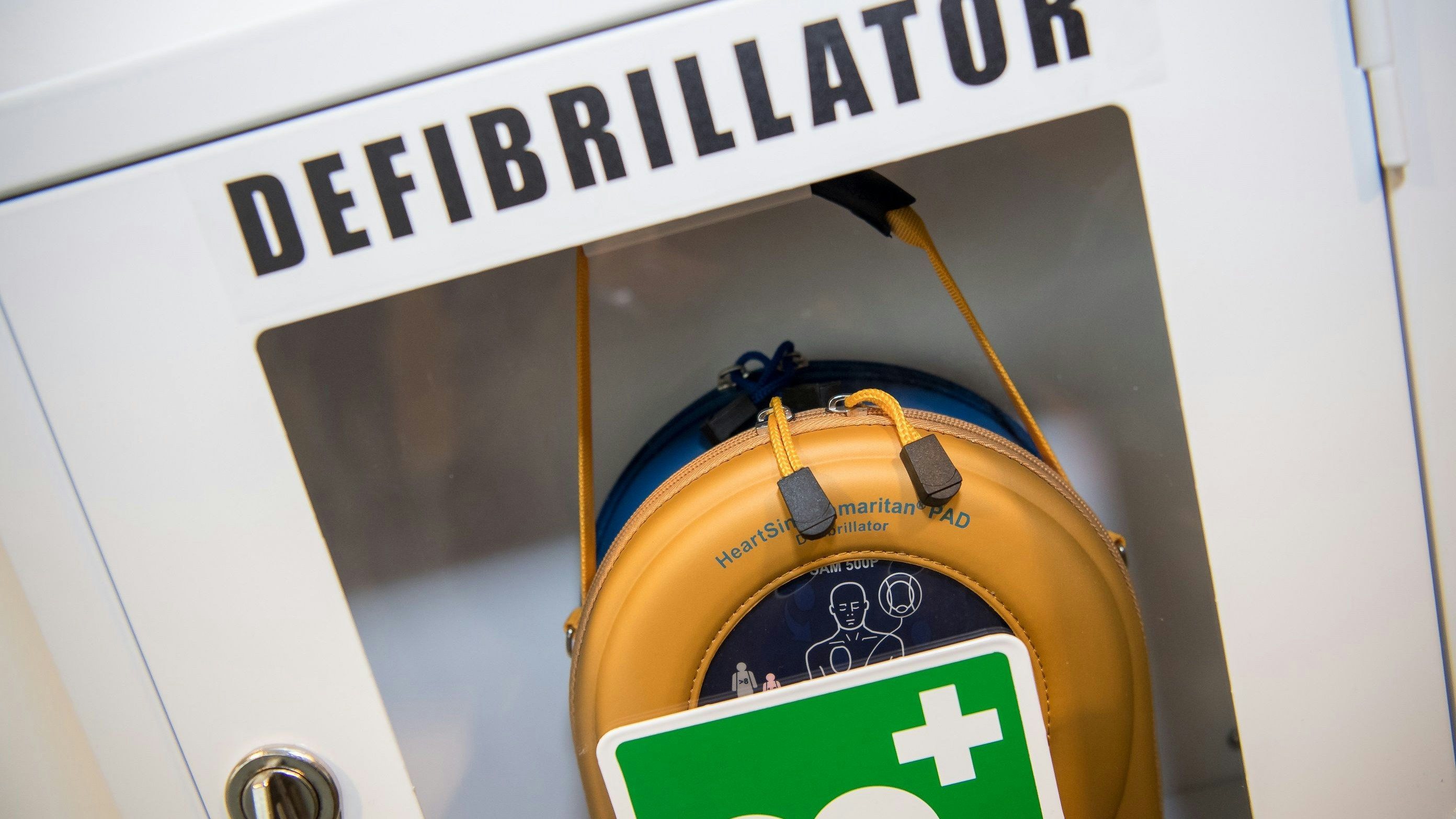 Ein Schränkchen mit einem Defibrillator: Das Gerät kann Leben retten. Foto: dpa/Kneffel