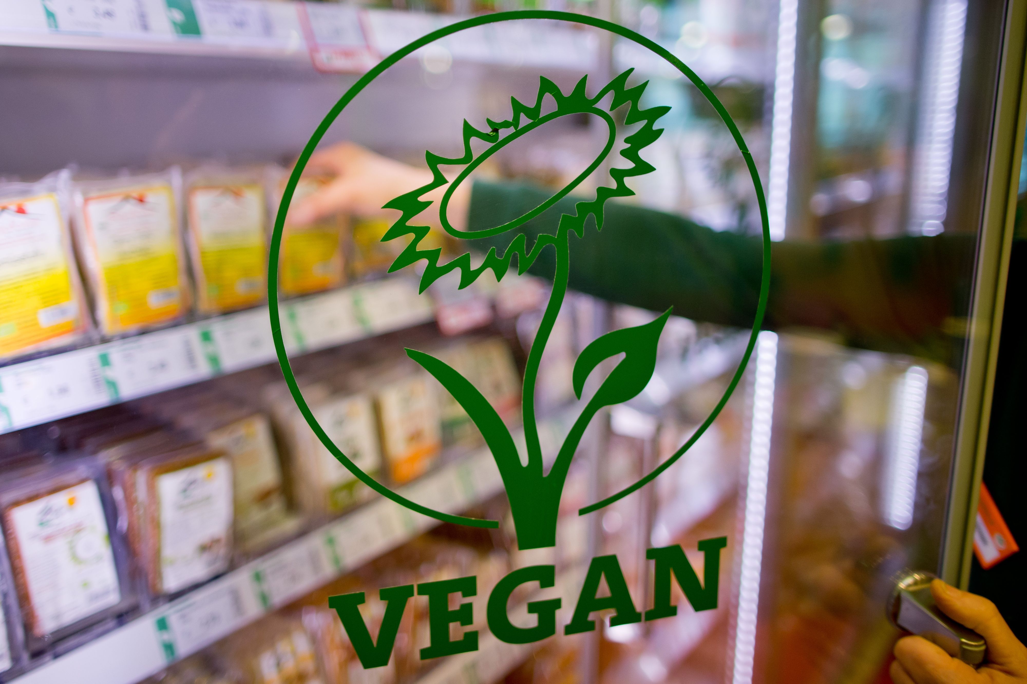 Veggie-Produkte im Supermarkt: Immer mehr Menschen langen beim fleischfreien Sortiment zu. Foto: dpa/Karmann