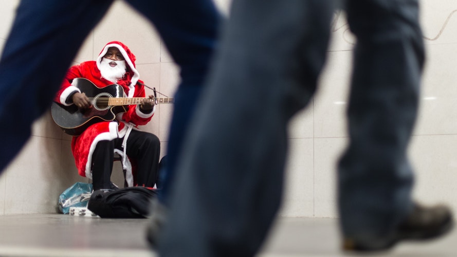 Wenn die ganz großen Zusammenkünfte im zweiten Corona-Winter ausbleiben, muss der Weihnachtsmann halt selbst zur Gitarre greifen. Foto: dpaGollnow