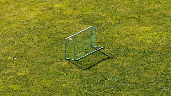 Ein einsames Tor auf weitem Grün: Die Fußballer wollen die Plätze wieder beleben. Foto: dpa/Weigel