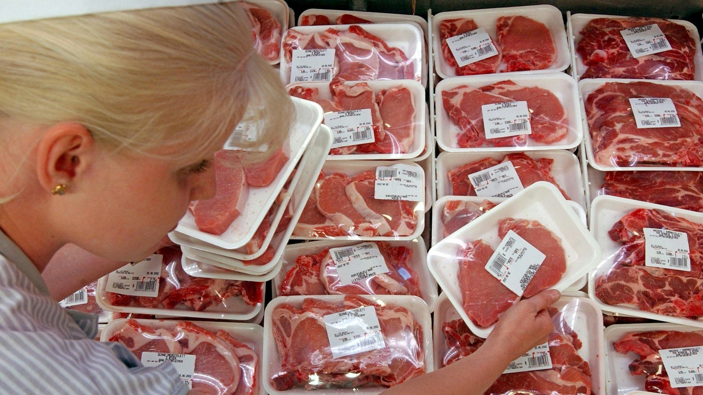 Wie viel vom Preis des Fleisches bekommt der Bauer? Landwirte sind als Urproduzenten der gewaltigen Marktmacht der Handelskonzerne oft ausgeliefert. Foto: dpa / Pleul