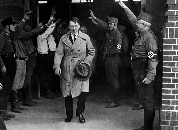 Adolf Hitler verlässt die Münsterlandhalle nach einer Wahlkampfrede am 14. Mai 1931 aus einem der zwei bis heute erhalten gebliebenen Nordausgänge.   Foto: picture allianceAP Photo