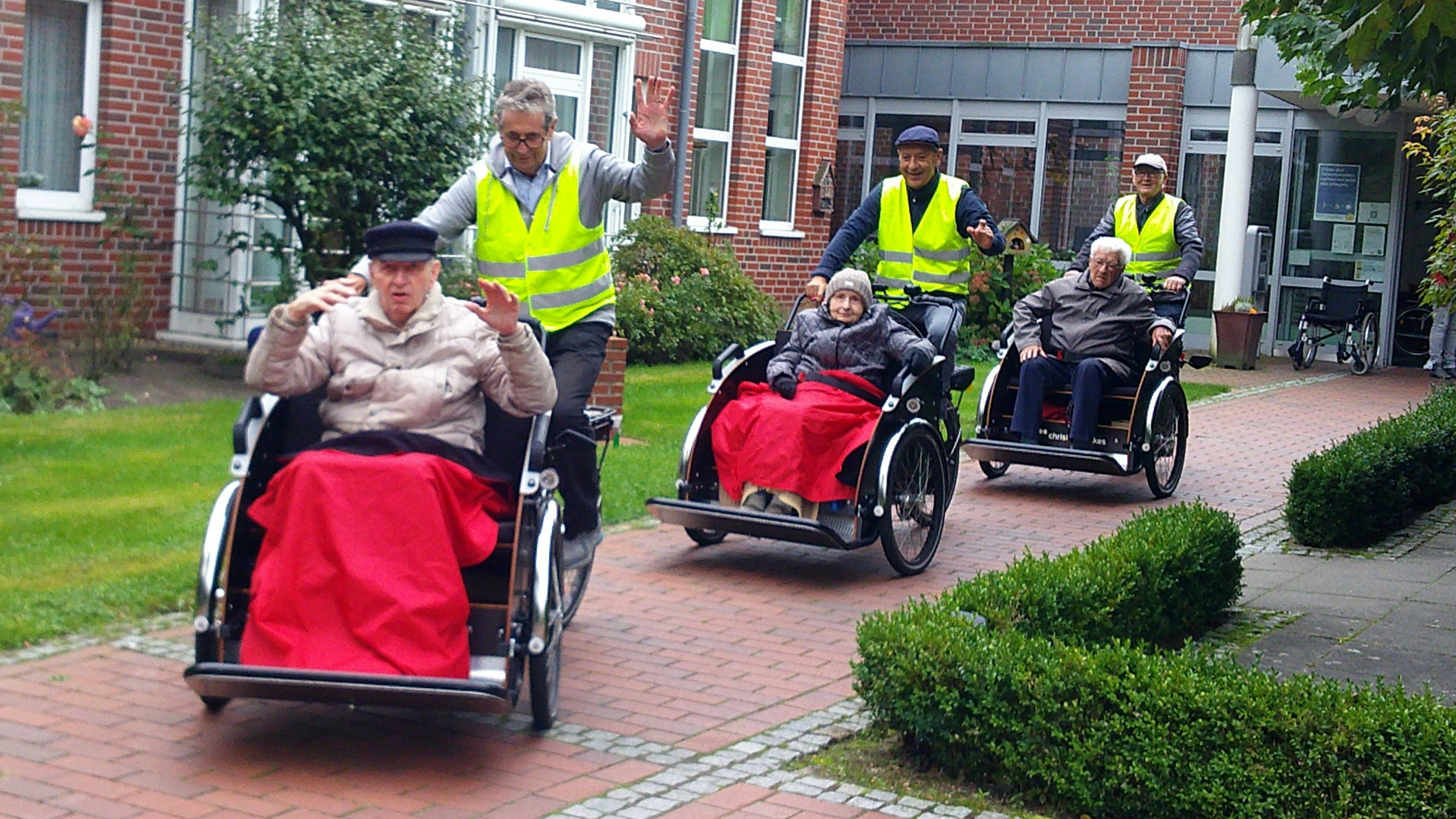 Auf geht's: Gut gelaunt machten sich die 3 Rikschafahrer mit ihren Fahrgästen auf den Weg.&nbsp; &nbsp; Foto: Osterloh