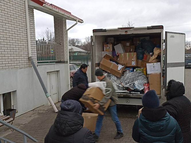 Ankunft in Bar: Mehr als ein Dutzend Mal entluden die Mitglieder der Gemeinde die Transporter aus dem Kreis Cloppenburg. Foto: Ukraine-Hilfe Lastrup