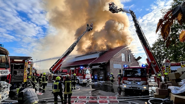 Großalarm für die Feuerwehr in Mühlen:  Brand zerstört 2 Hallen