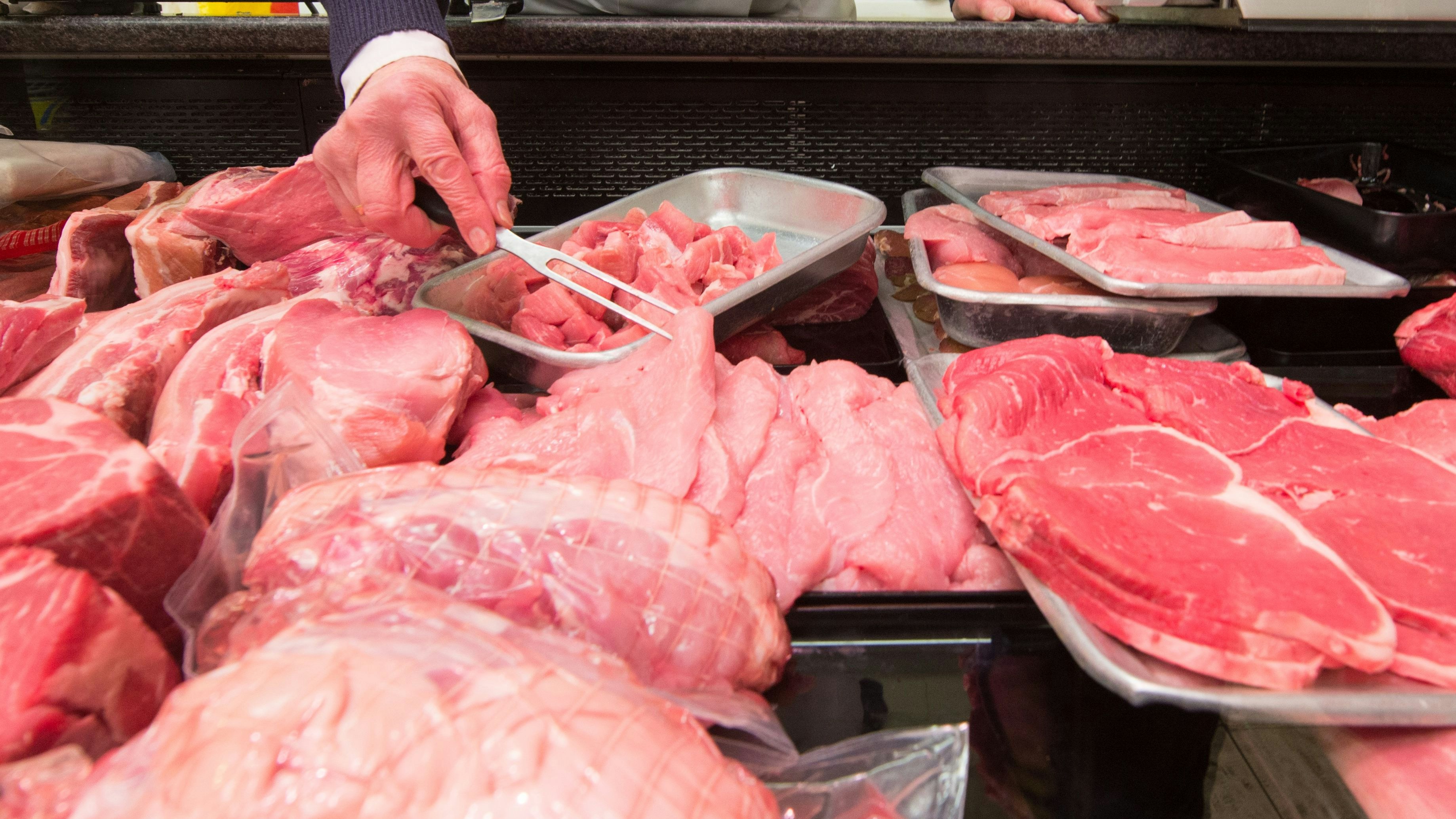 Im Angebot: Schweinefleisch im Supermarkt. Für Landwirte reichen die Einnahmen nicht – wegen niedriger Schlachtpreise. Foto: dpa / Weigel