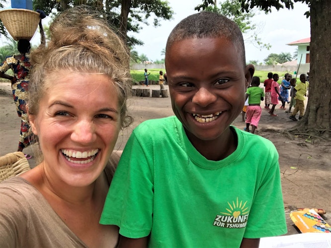Es macht ihr Spaß, zu helfen: Manuela Erber in Tshumbe. Foto: Zukunft für Tshumbe