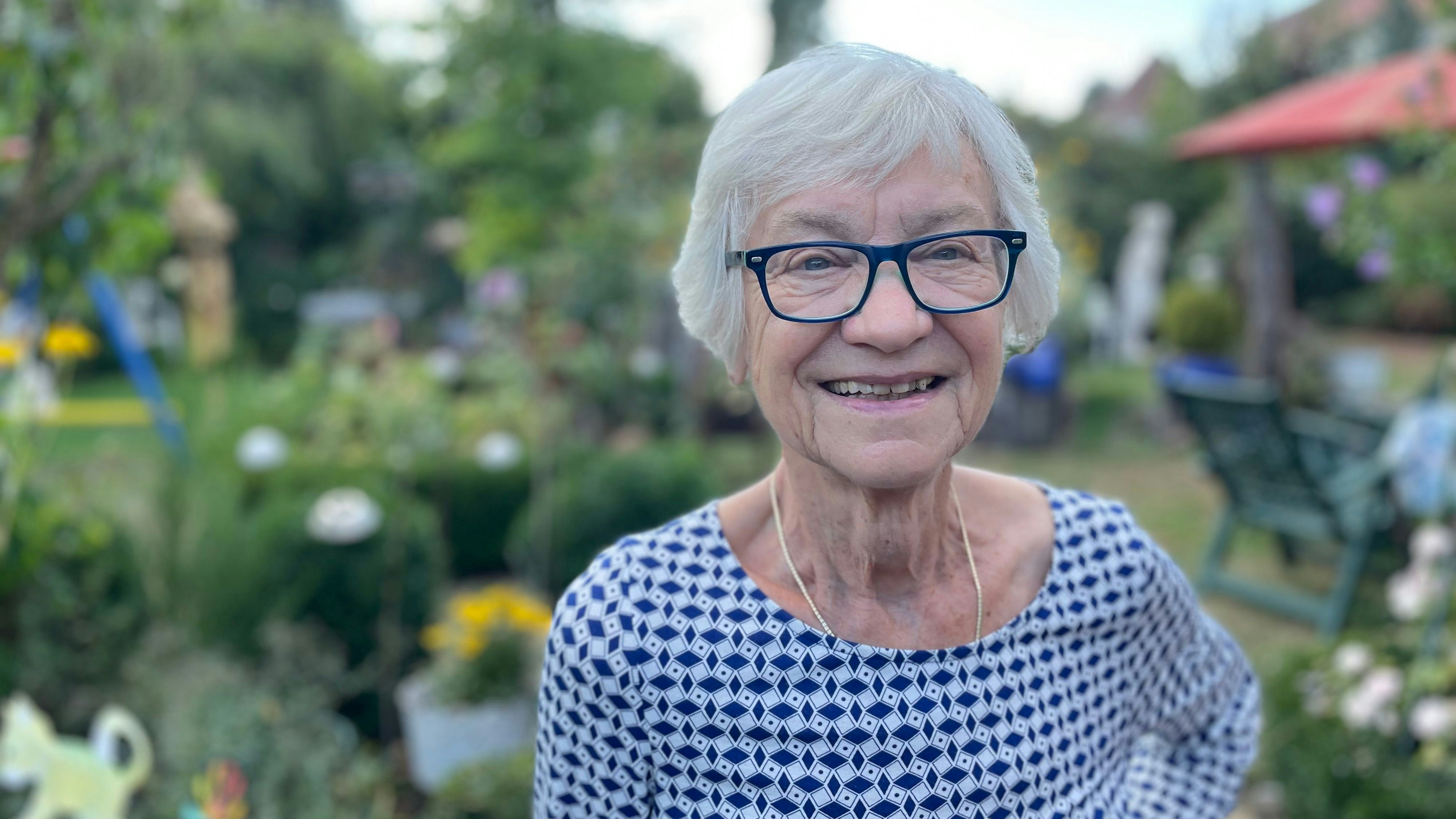 Liebt ihren Garten: Heimatbiografin Bärbel Tönnies. Foto: Meyer