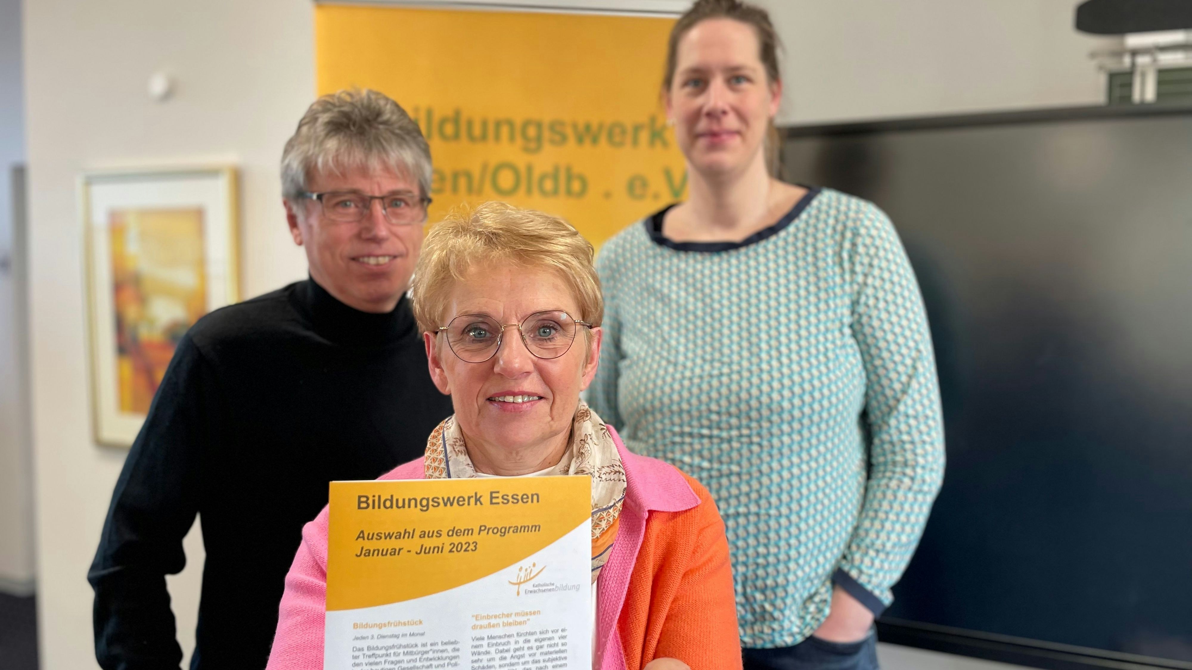 Fertiges Produkt: Wilhelm Grüßing (von links), Juliane Berning und Johanna Huslage stellen das neue Halbjahresprogramm vor. Foto: G. Meyer