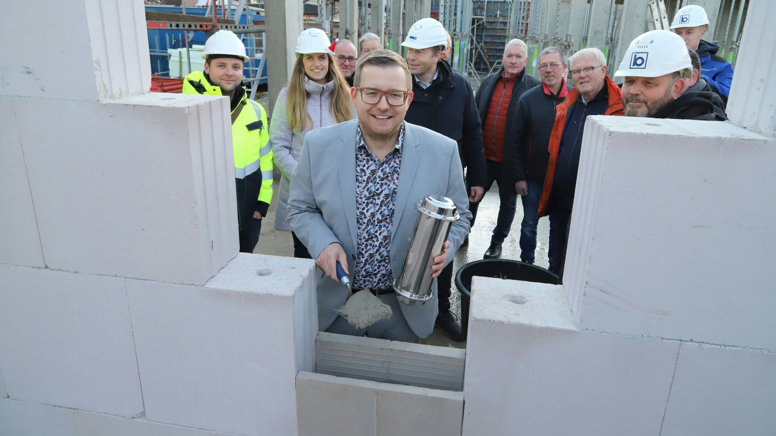 Mit Spachtel und Mörtel: Bürgermeister Nils Anhuth bei der Grundsteinlegung des Rathauses. Foto: Passmann