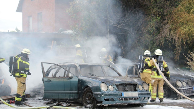 Autos gehen in Flammen auf