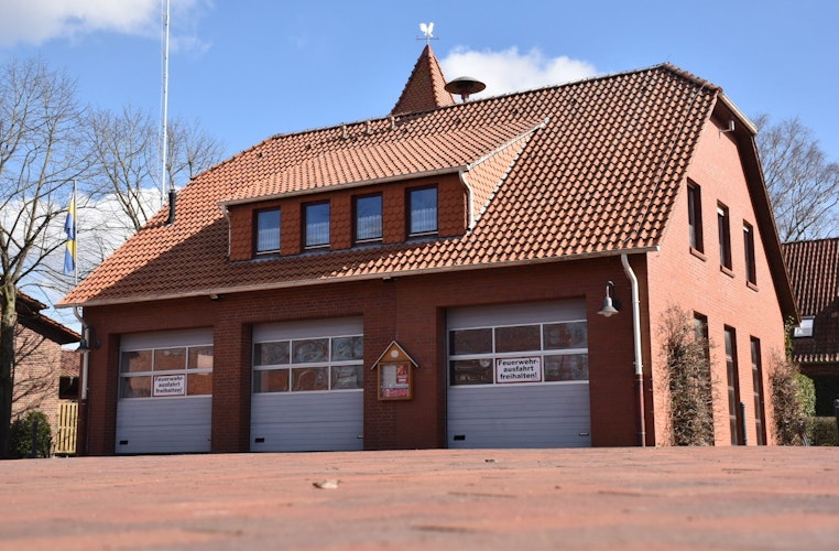 Kein Baudenkmal, aber ein markantes Gebäude: das alte Brockdorfer Feuerwehrhaus. Archivfoto: Timphaus