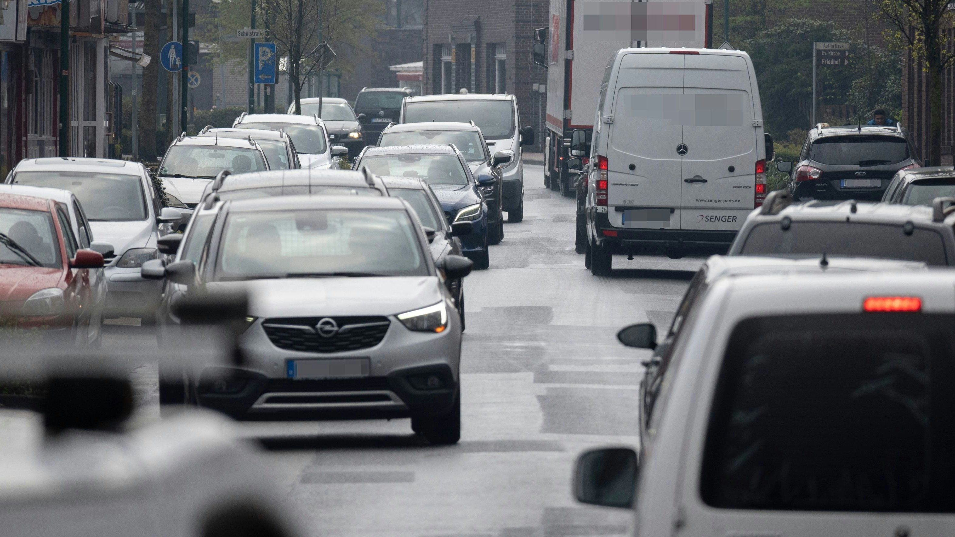 Auf der Hauptstraße ist immer was los: Die Verkehrsberuhigung ist Schwerpunkt des Förderantrages der Gemeinde Garrel. Foto: Vorwerk