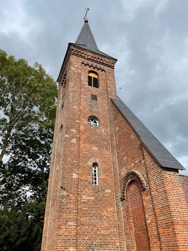 Der Kirchturm hat neue Fenster bekommen. Diese wurden nach historischen Originalen angefertigt. Foto: Schrimper