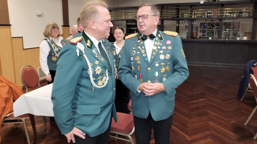 Zum Ehrenmitglied ernannt: Dr. Wolfgang Wiese (rechts). Hauptmann Marc-André Donner (links) gratulierte ihm. Foto: Dr. Eckmeyer