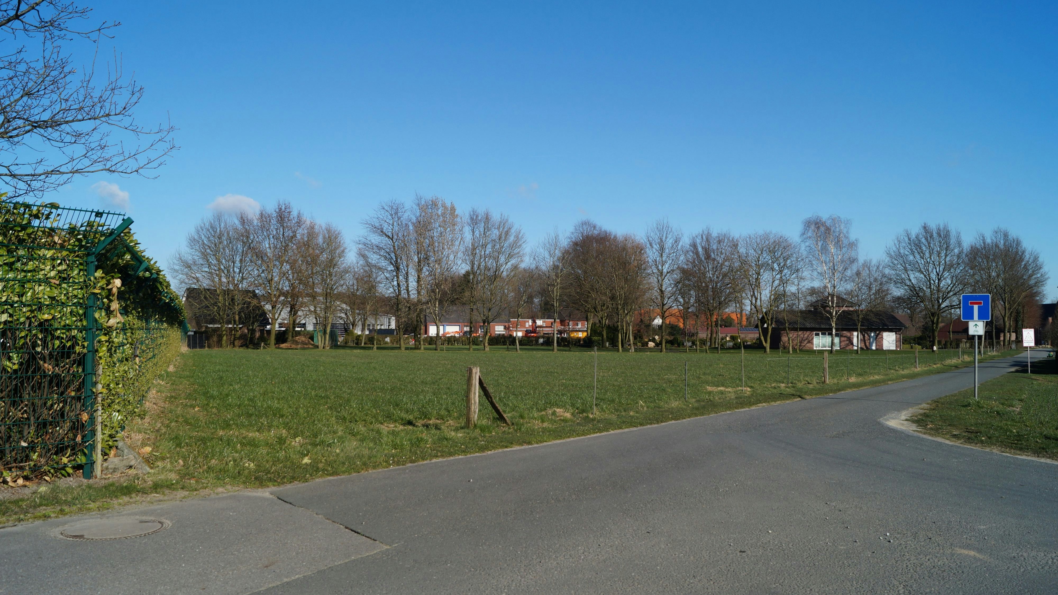 Auf dieser Fläche zwischen der Brüterei (links) und dem Friedhof (rechts) in Rechterfeld soll künftig das Feuerwehrhaus stehen.&nbsp; Foto: C. Meyer