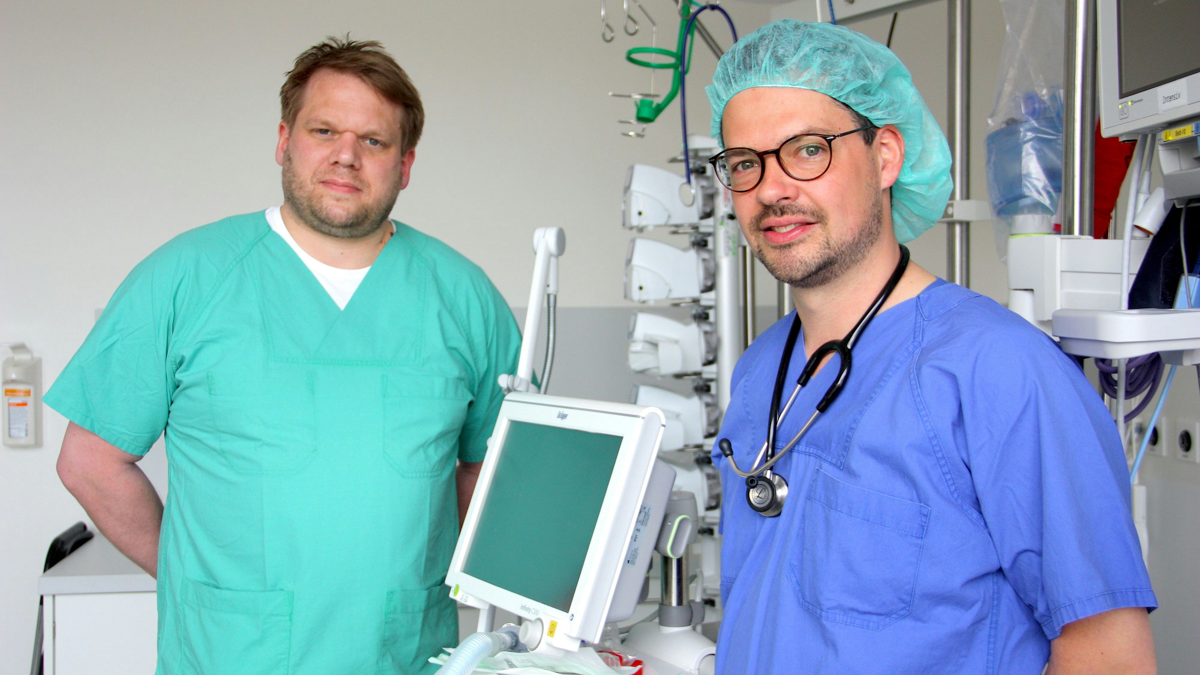 Wollen eine gute Atmosphäre im Team: Dr. Christoph Reinke (links) und Dr. Simon Moormann stellen sich im Dammer Krankenhaus neuen Herausforderungen.&nbsp; &nbsp;Foto: Bernhardt