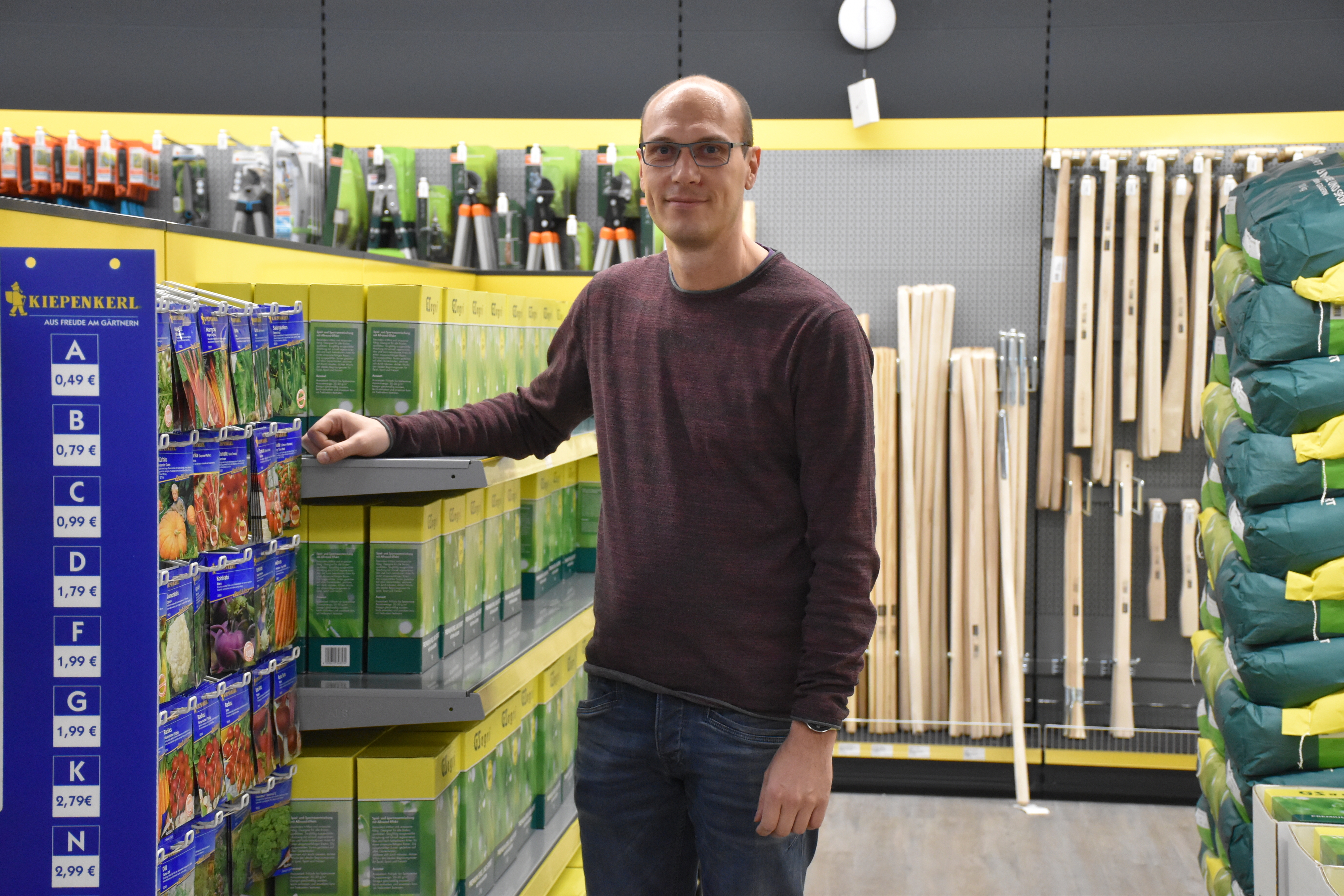 Der Cloppenburger Andreas Hoffmann leitet künftig den neuen Haus- und Gartenmarkt.&nbsp;Den 38-Jährigen unterstützen vier Mitarbeiter. Foto: Timphaus