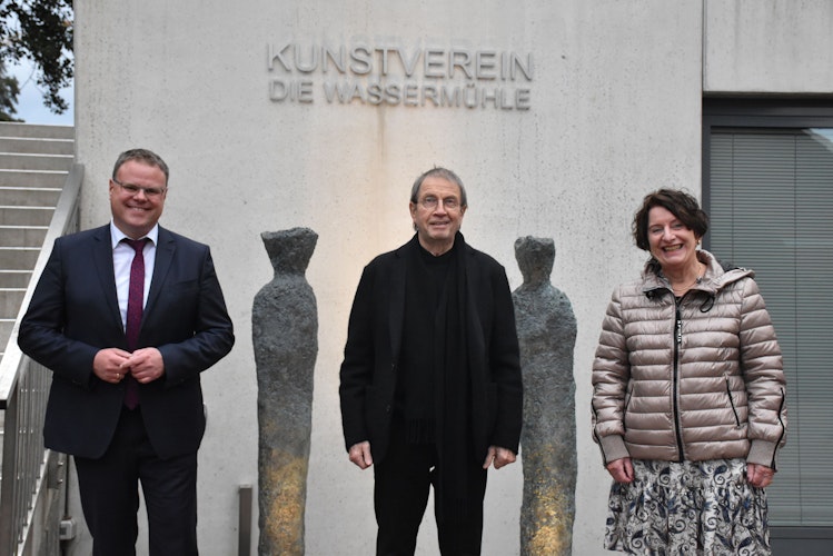 (von links) Bürgermeister Tobias Gerdesmeyer, Künstler Ulrich Fox und die Kunstverein-Vorsitzende Dr. Gertrud Landwehr. Foto: Timphaus