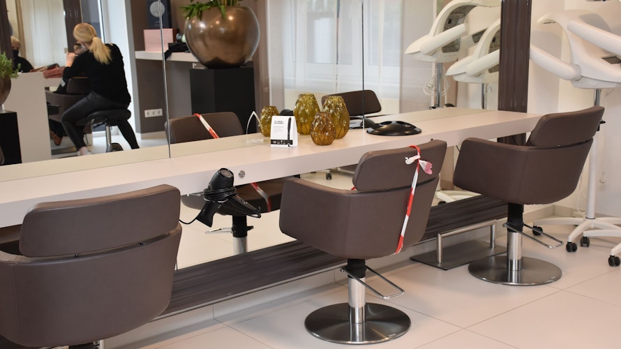 Jeder zweite Stuhl bleibt beim Friseur unbesetzt, um den Abstand zwischen den Kunden zu wahren. Foto: Timphaus